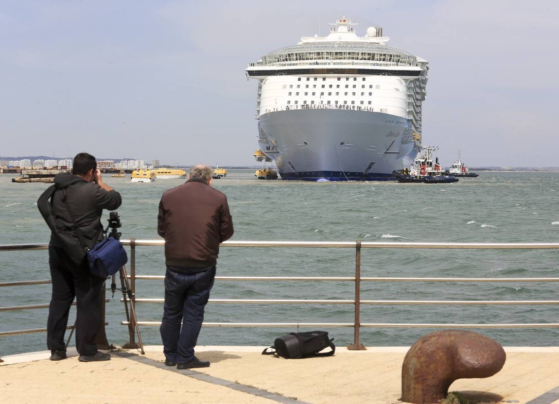 FOTOS: El Oasis zarpando de Cádiz