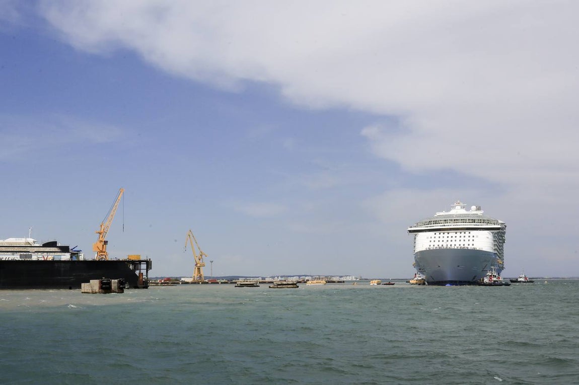 FOTOS: El Oasis zarpando de Cádiz