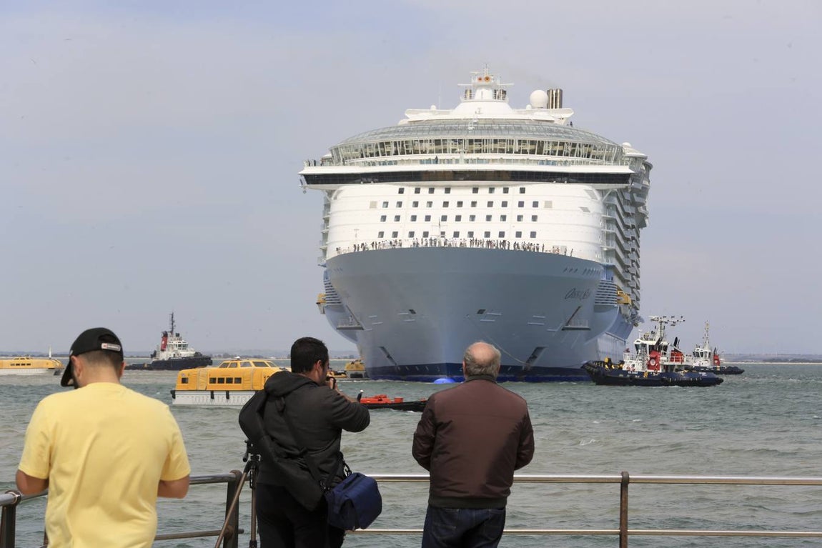 FOTOS: El Oasis zarpando de Cádiz
