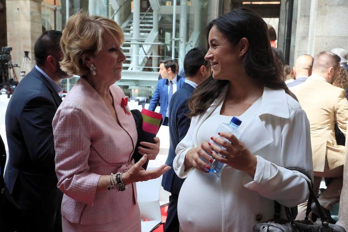 Las imágenes más destacadas de los actos oficiales del Dos de Mayo en Madrid. La expresidenta de la Comunidad de Madrid (izda) junto a la candidata de Ciudadanos al Ayuntamiento de Madrid, Begoña Villacís.