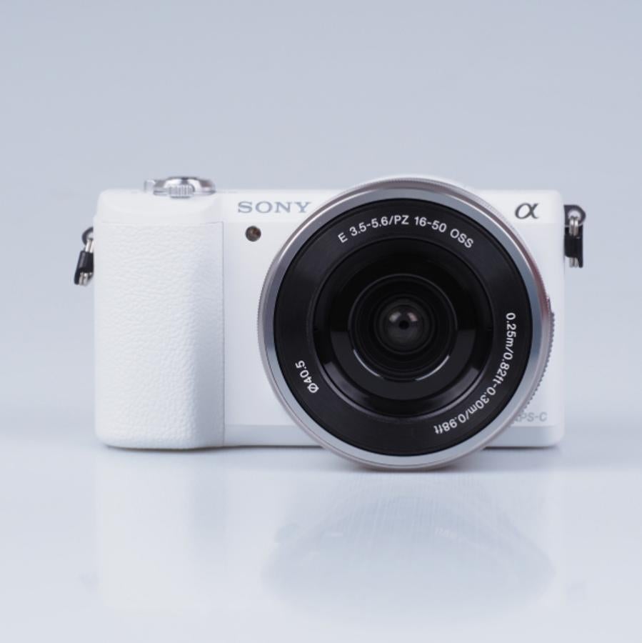 Cámara de fotos Sony. Y del juguete anterior donde se imprimen las imágenes al instante pasamos a una de las cámaras de fotos digitales que triunfan en el mercado desde hace varios meses. Se trata de la Sony Alpha 5100 con objetivo 16-50mm, que además de pesar relativamente poco, cuenta con una conectividad WiFi y NFC hque ace que sea fácil transferir fotos y vídeos a televisiones con NFC habilitado y smartphones Android o tablets. Su precio es de 349 euros.