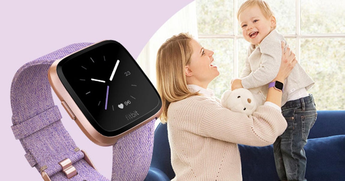 Fitbit Versa. Las madres animan a disfrutar de tu vida al máximo, así que regálale un motivador smartwatch para ayudarle a hacer lo mismo. Es resistente al agua hasta 50 metros, mide el ritmo cardiaco las 24 horas del día y su batería aguanta más de 4 días de batería. ¡El regalo idóneo! Disponible desde 156 euros.
