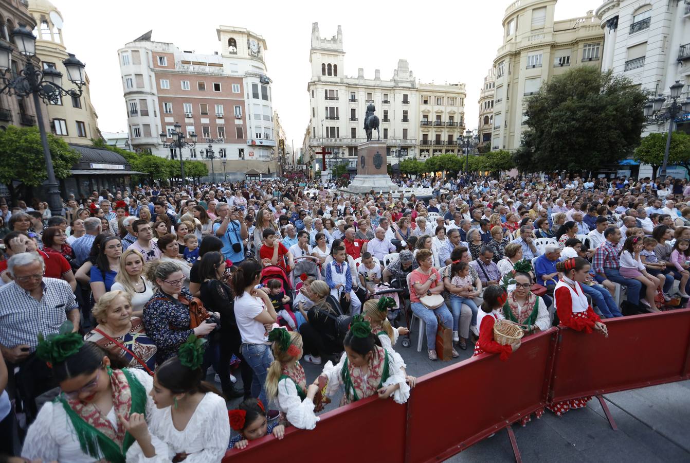 La actuación de las academias de baile de Córdoba en las Tendillas, en imágenes