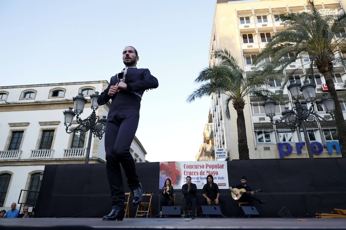 La actuación de las academias de baile de Córdoba en las Tendillas, en imágenes