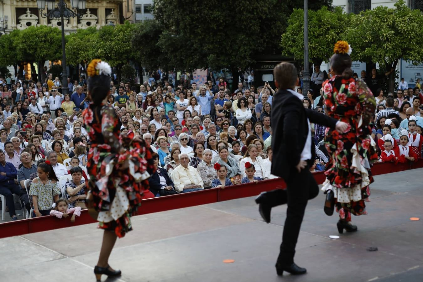 La actuación de las academias de baile de Córdoba en las Tendillas, en imágenes