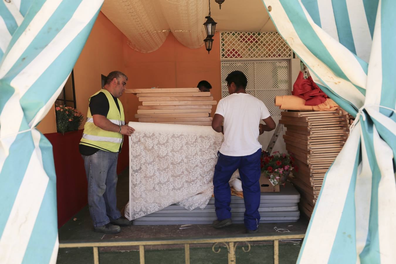 Últimos preparativos antes del comienzo de la Feria