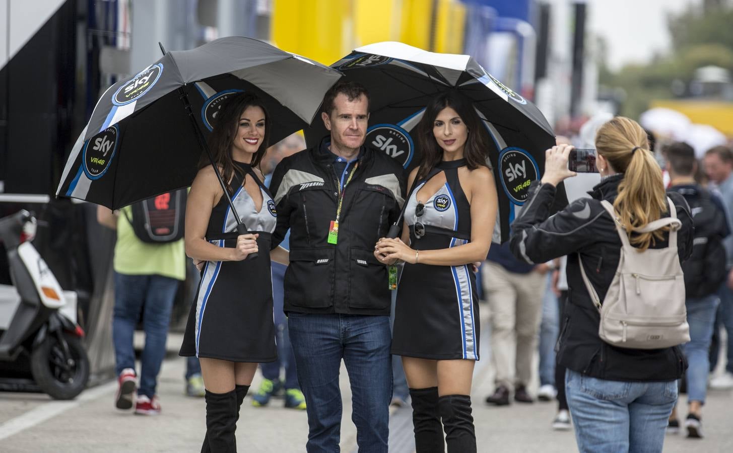 (FOTOS) La vida en el Circuito: motos y gente guapa