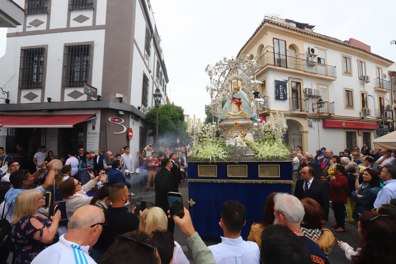 La Virgen de la Cabeza recorre las calles de Córdoba, en imágenes