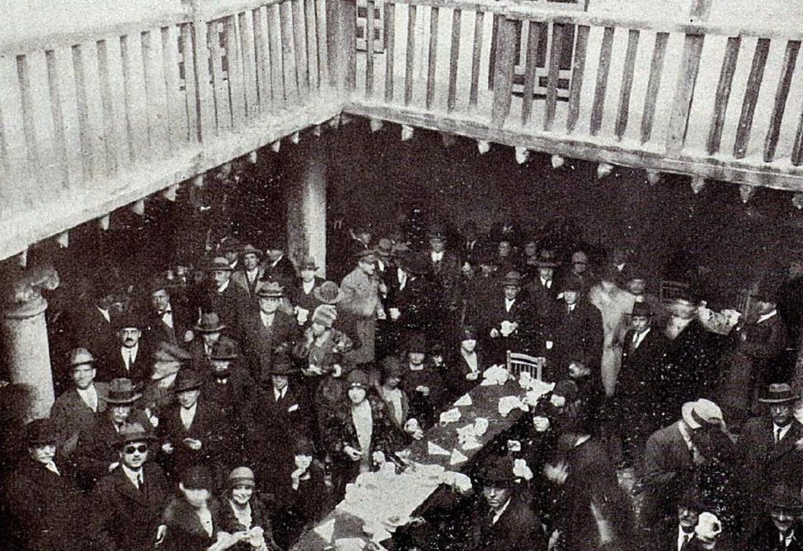 Recepción de los visitantes en la Posada de la Sangre antes de la inauguración de la casa del Maestro. ARCHIVO HISTORICO PROVINCIAL DE TOLEDO. Foto Rodríguez. 