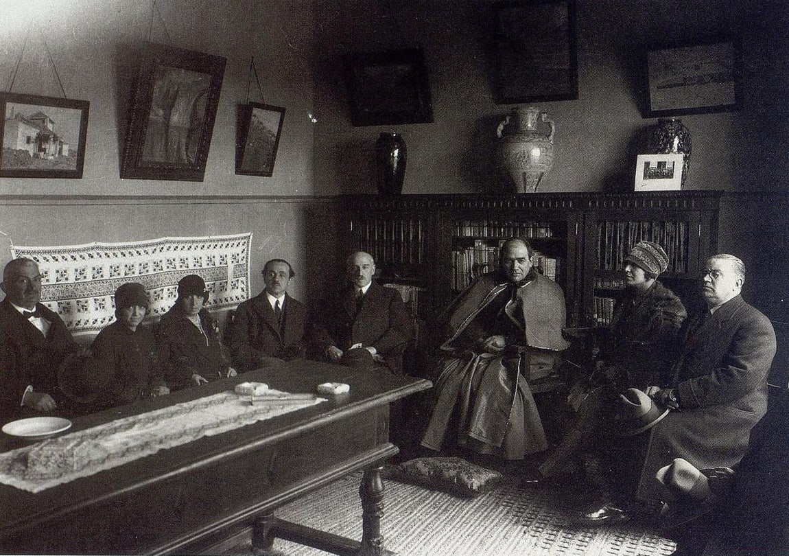 Momento de la inauguración en la biblioteca de la Casa del Maestro. El cardenal Segura sentado entre la inspectora Amelia Asensi y el director general de Bellas Artes y, a su derecha, Lillo Rodelgo. ARCHIVO HISTORICO PROVINCIAL DE TOLEDO. Foto Rodríguez. 