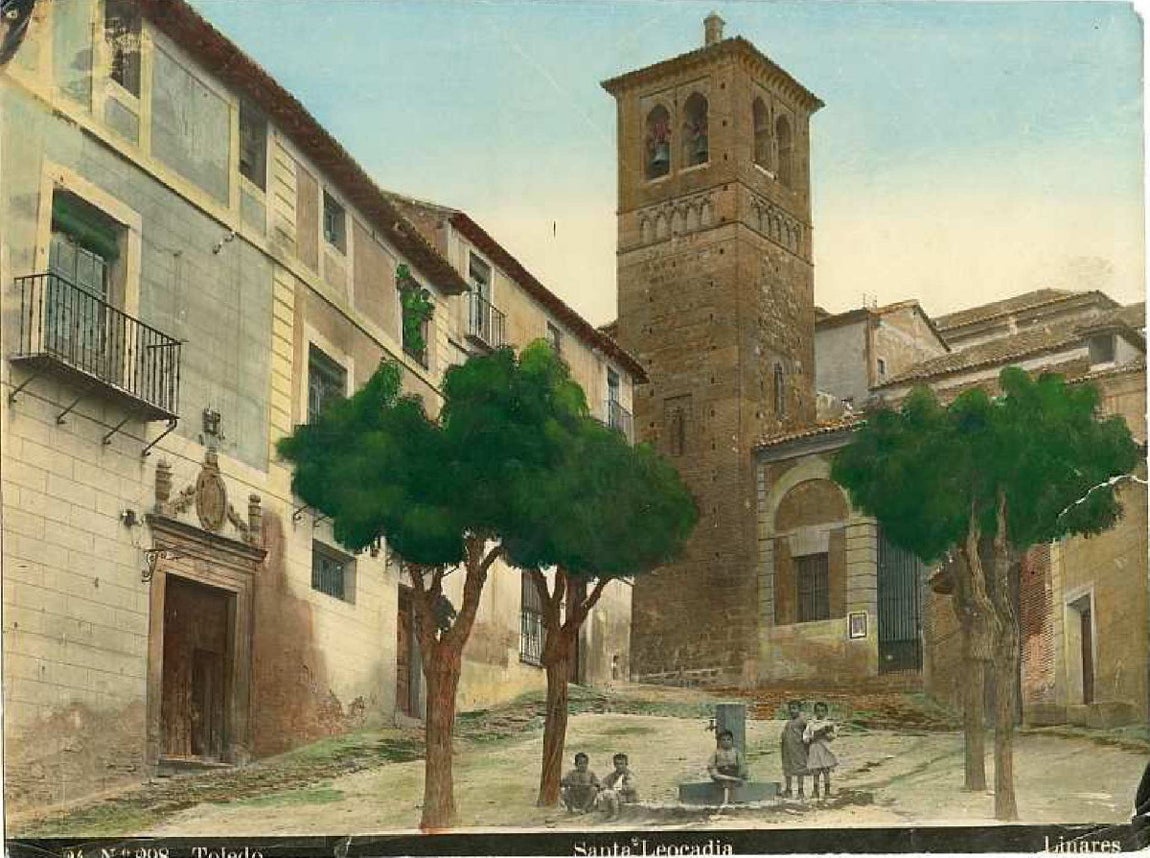 Calle de Santa Leocadia hacia 1915. A la izquierda la portada que acogería la Casa del Maestro en 1928. Fotografía de Abelardo Linares ARCHIVO MUNICIPAL DE TOLEDO. Col. Luis Alba. 