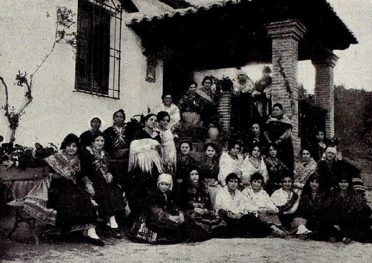Alumnas de la Normal de Toledo con trajes típicos de la provincia en el cigarral de Santiago Camarasa. ARCHIVO HISTORICO PROVINCIAL DE TOLEDO. Foto Rodríguez. 