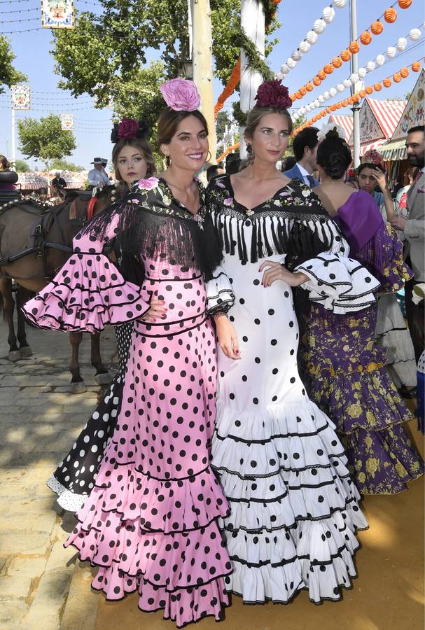 En imágenes, los famosos se dejan ver por el Real de la Feria