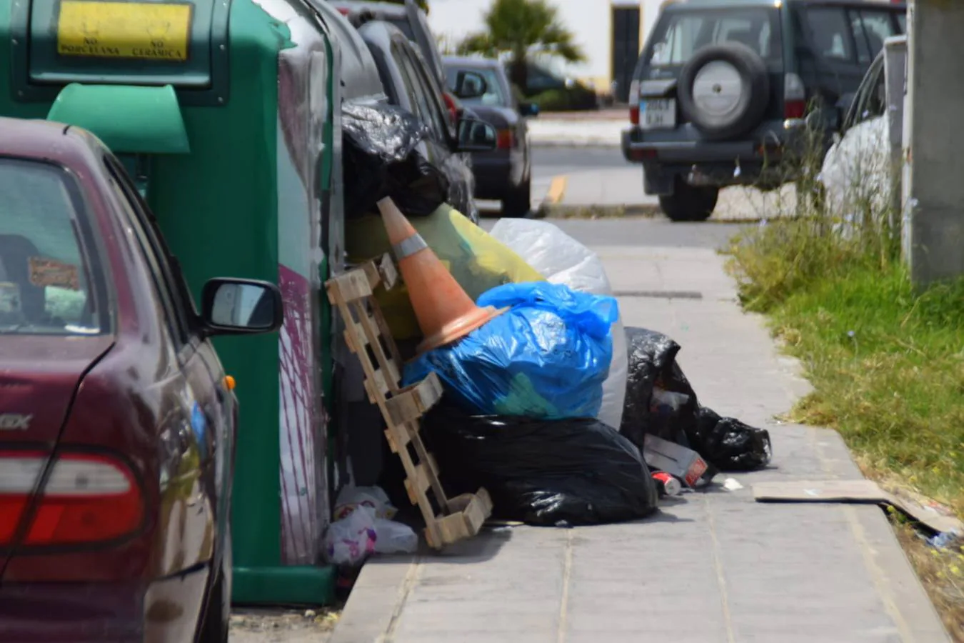 FOTOS: Lamentable estado de la calles de El Puerto repletas de basura