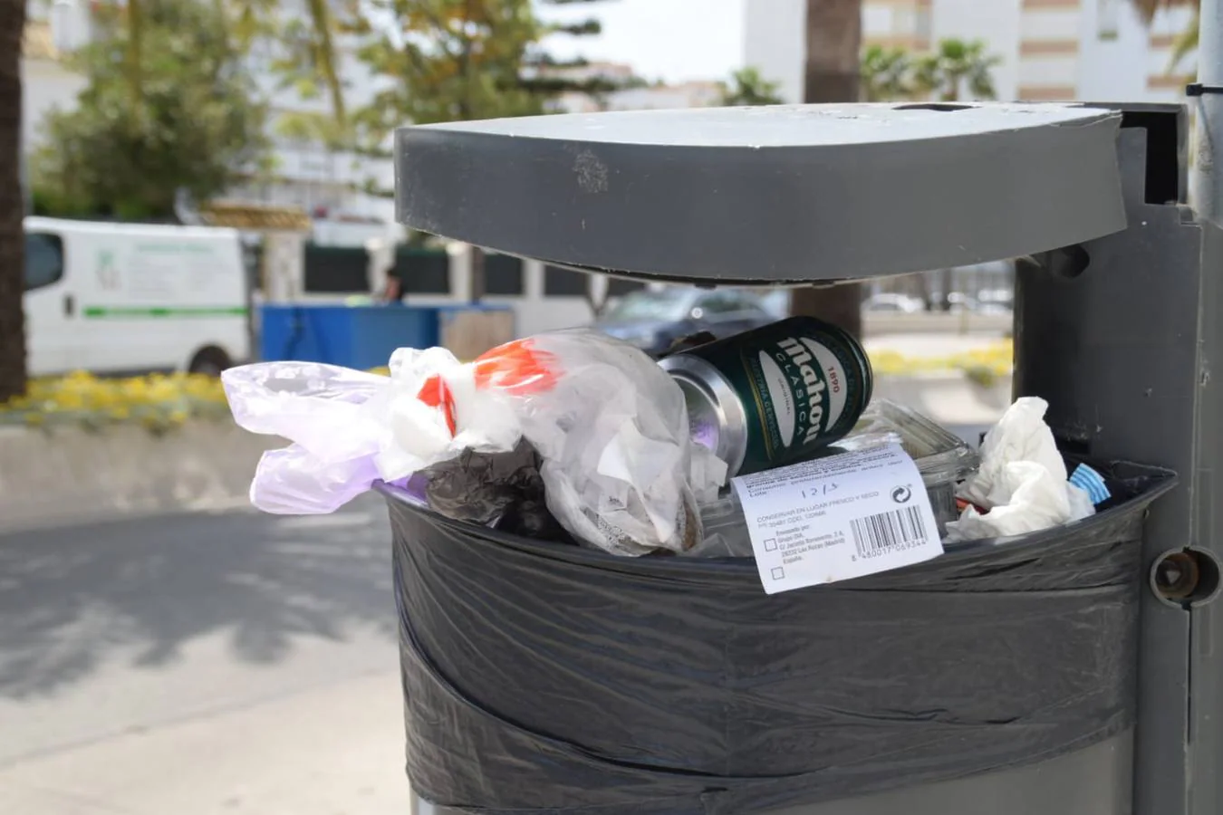 FOTOS: Lamentable estado de la calles de El Puerto repletas de basura