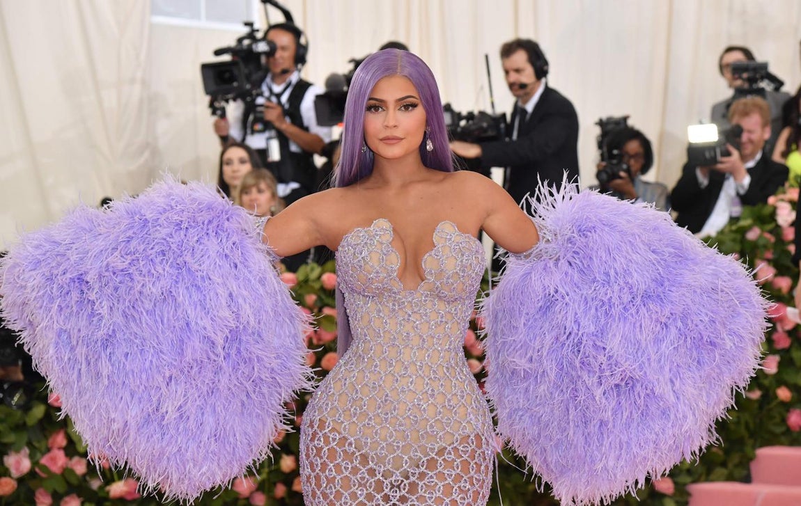 Kylie Jenner. La benjamina del "clan Kardashian lucía unos impresionantes pendientes de Lorraine Schwartz con diamantes y zafiro púrpura (más de 70 quilates) y un anillo de diamantes rosado