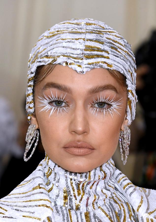 Gigi Hadid. La top model estaba impresionante con sus pestañas postizas y sus pendientes de de aro triple de Lorraine Schwartz con diamantes de más de 90 quilates engastados en platino