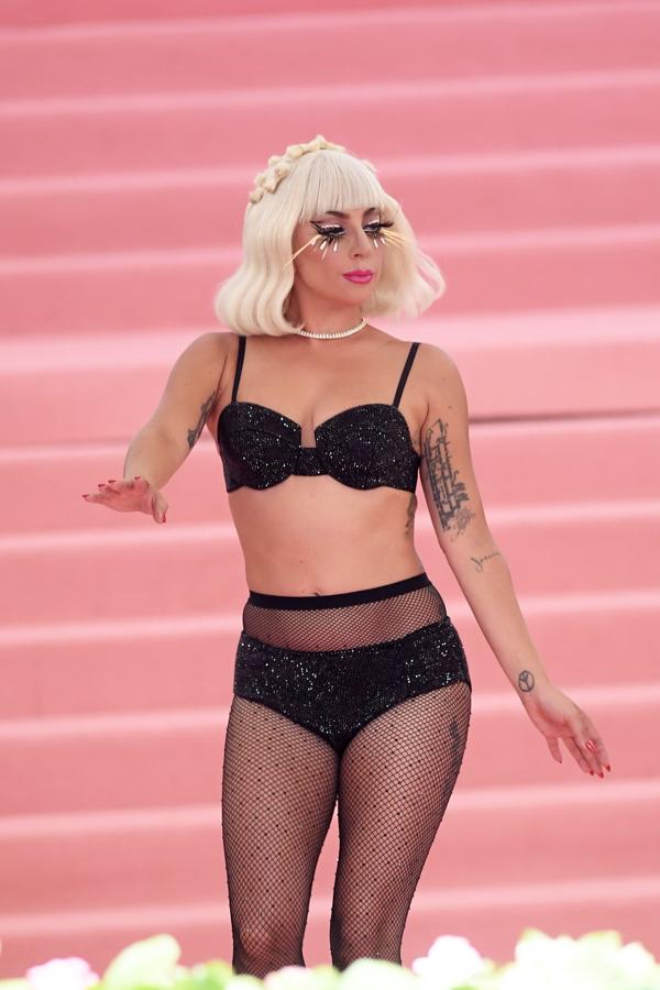 Lady Gaga. La protagonista por antonomasia de la velada dejó para la posteridad una performance inolvidable con tres vestidos superpuestos de los que fue deshaciéndose hasta quedarse en lencería. Las joyas que utilizó en la velada eran de Tiffany &amp; CO. Tanto la gargantilla como los pendientes y el anillo pertenecen a la colección Diamond Butterfly y están hechos de platino, piedras preciosas y diamantes