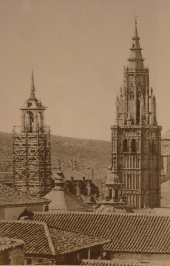 Las torres de la catedral, con la del Reloj andamiada poco antes de su demolición (ca. 1888). 