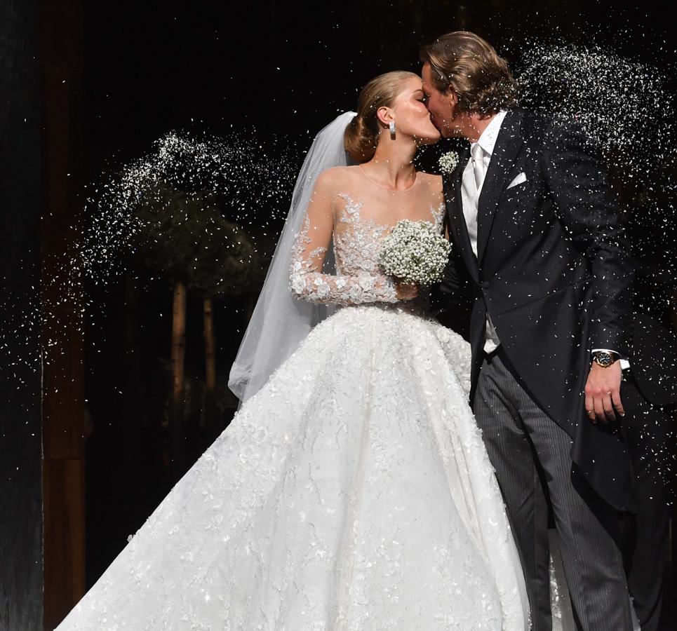 Victoria Swarovski. La emperadora del cristal contrajo nupcias en Trieste con Werner Murz bajo una pieza diseñada por Michael Cinco. Pesaba más de  45 kg y el coste de su fabricación y diseño llegó al millón de dólares (893.431 euros)
