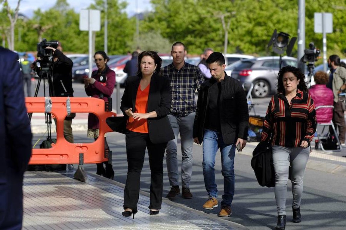 Adriana Lastra también ha acudido hasta el hospital a visitar a los familiares de Rubalcaba. 