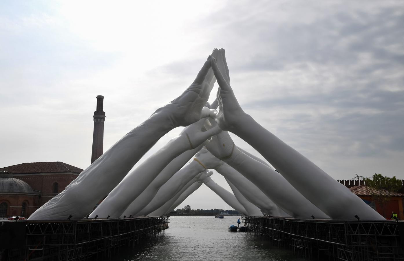 «Building Bridges», instalación del escultor Lorenzo Quinn en el Arsenale. 