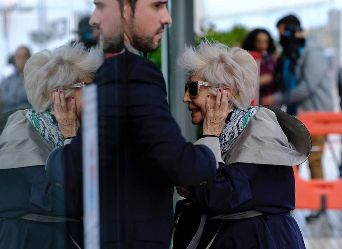 Concha Velasco también ha acudido al hospital. 