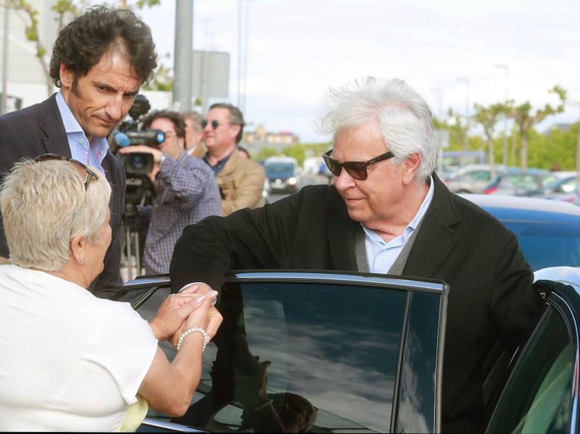 El expresidente del Gobierno, Felipe González llegó esta tarde al Hospital Puerta de Hierro. 