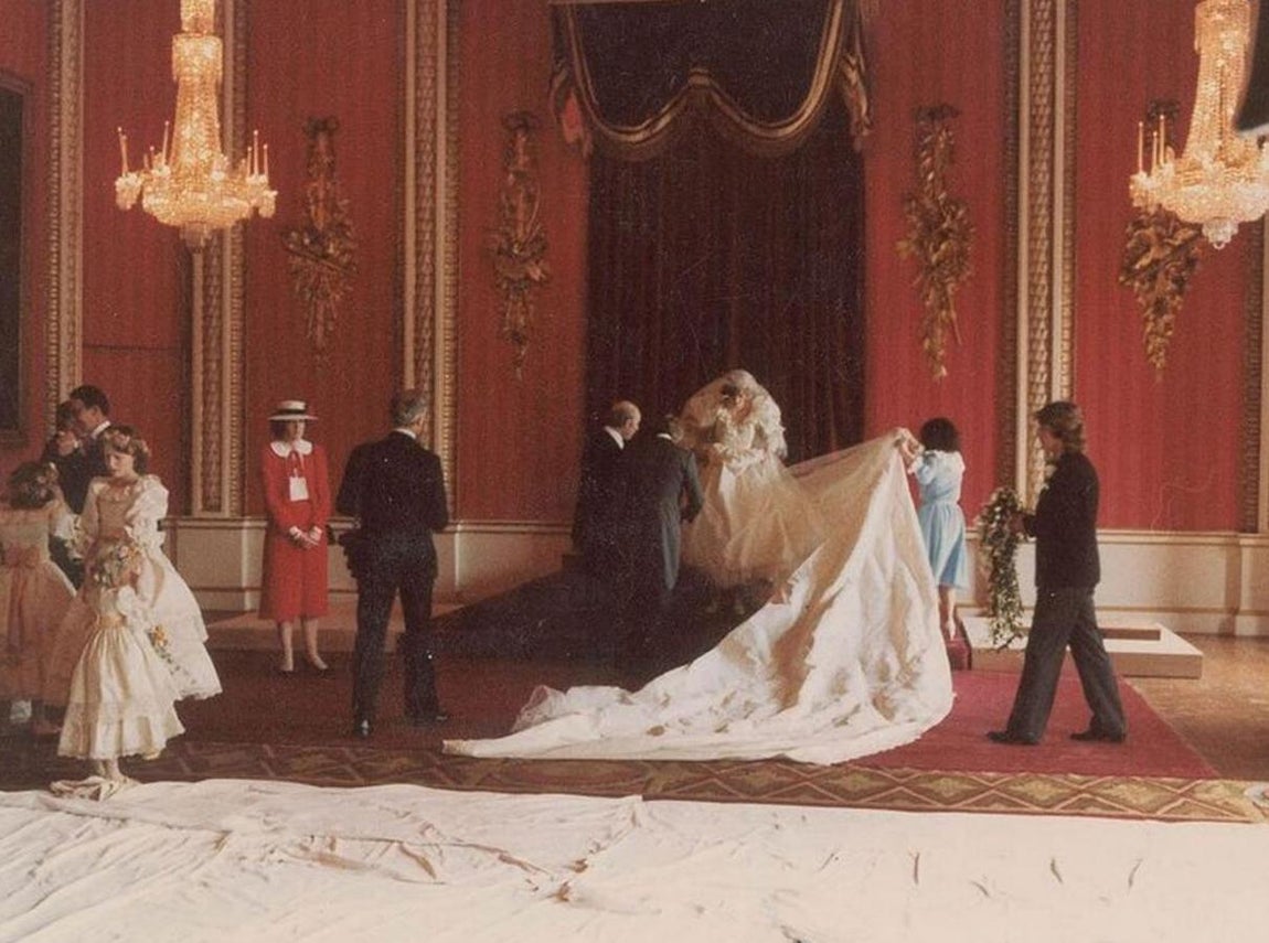 Lady Di. La indumentaria de Diana de Gales el día de su boda fue diseñada por David and Elizabeth Emanuel en 1981. Tenía incrustadas más de 1.000 perlas y lentejuelas y costó en la época entorno a 150.000 euros