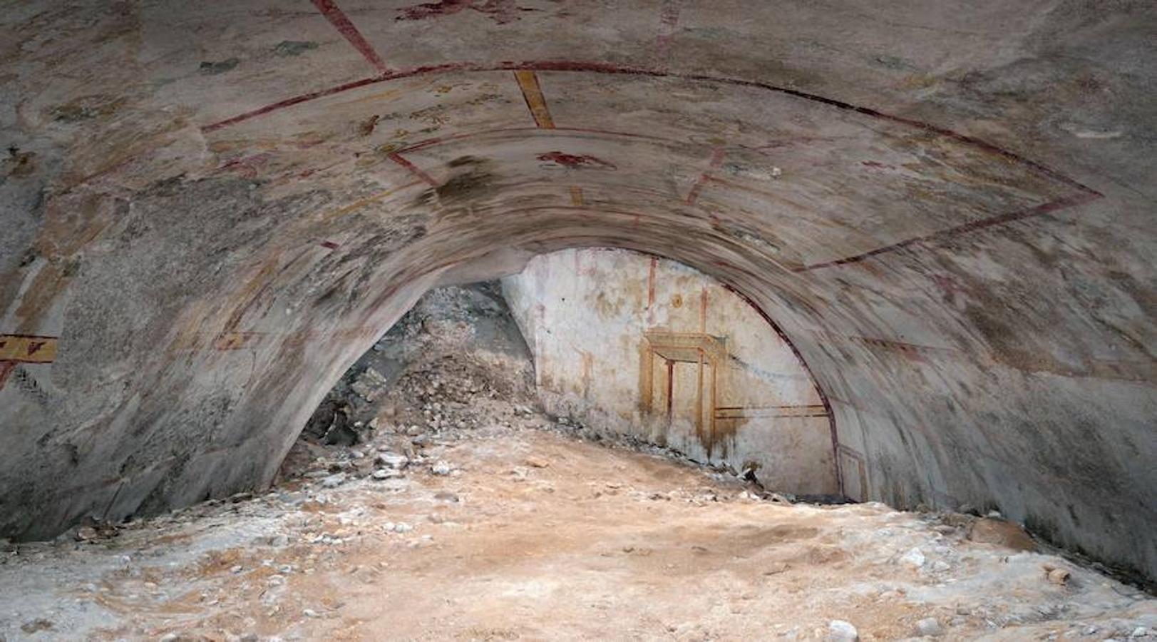 Los expertos accedieron por primera vez a esta sala de la que solo puede apreciarse su parte alta, pues la inferior está enterrada por los sedimentos acumulados, informó el Parque Arqueológico del Coliseo, en Roma, al que pertenece el yacimiento de la «Domus Aurea».. 