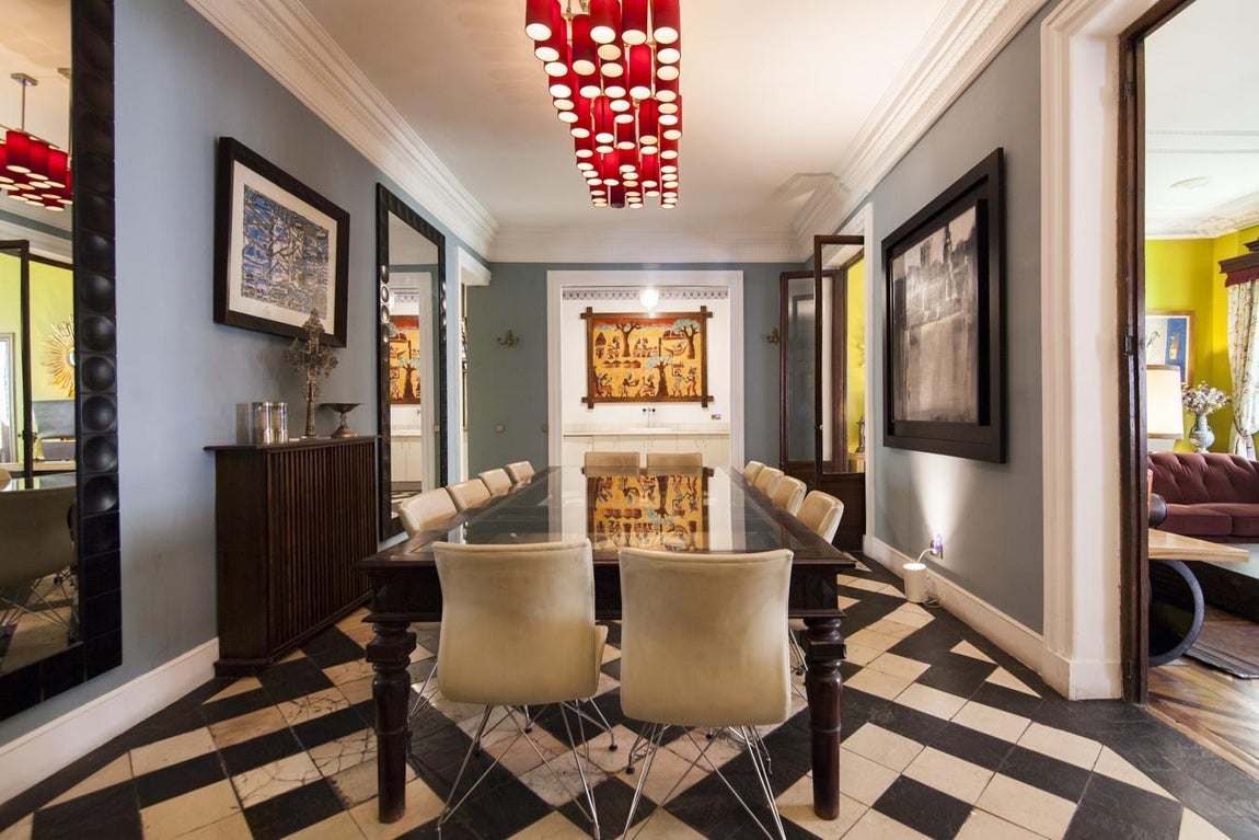 Sol: 2.300.000 €. Junto al salón hay un enorme comedor con cocina abierta que comunica con el salón, aunque el rincón que atraerá a los más sibaritas es la bodega del sótano