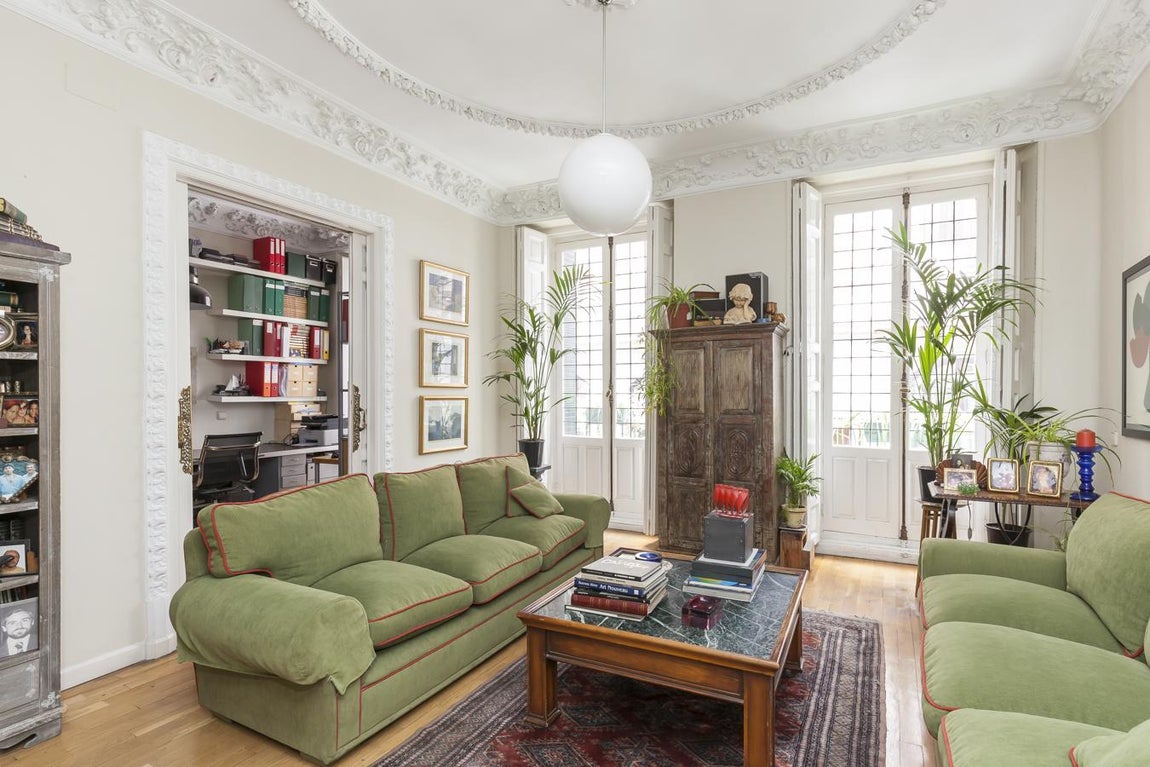 Justicia: 895.000 €. La vivienda tiene 166 m2 construidos con tres balcones a la calle. Cuenta con una sala de estar, dos dormitorios (con posibilidad de aumentar a un terero) y dos cuartos de baño