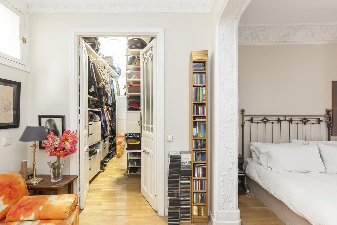 Justicia: 895.000 €. Sus dos dormitorios son muy espaciosos, el principal está abierto en suite y tiene un cuarto de baño privado y un vestidor, en total la habitación ocupa 47 m2. El otro dormitorio, de 27 m2, es muy luminoso gracias al balcón que da a la fachada principal de edificio