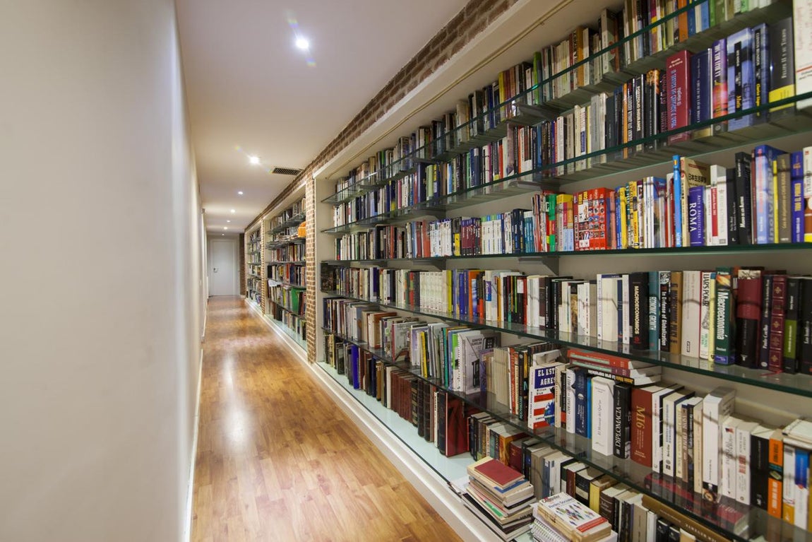 Palacio: 1.795.000 €. El inmueble tiene 4 amplios dormitorios y cinco cuartos de baño. Un espacio aprovechado como biblioteca y un gran comedor. Su dormitorio principal tiene servicio de baño en suite, vestidor, terraza propia y dos cuartos de baño, uno con bañera y otro con plato de ducha