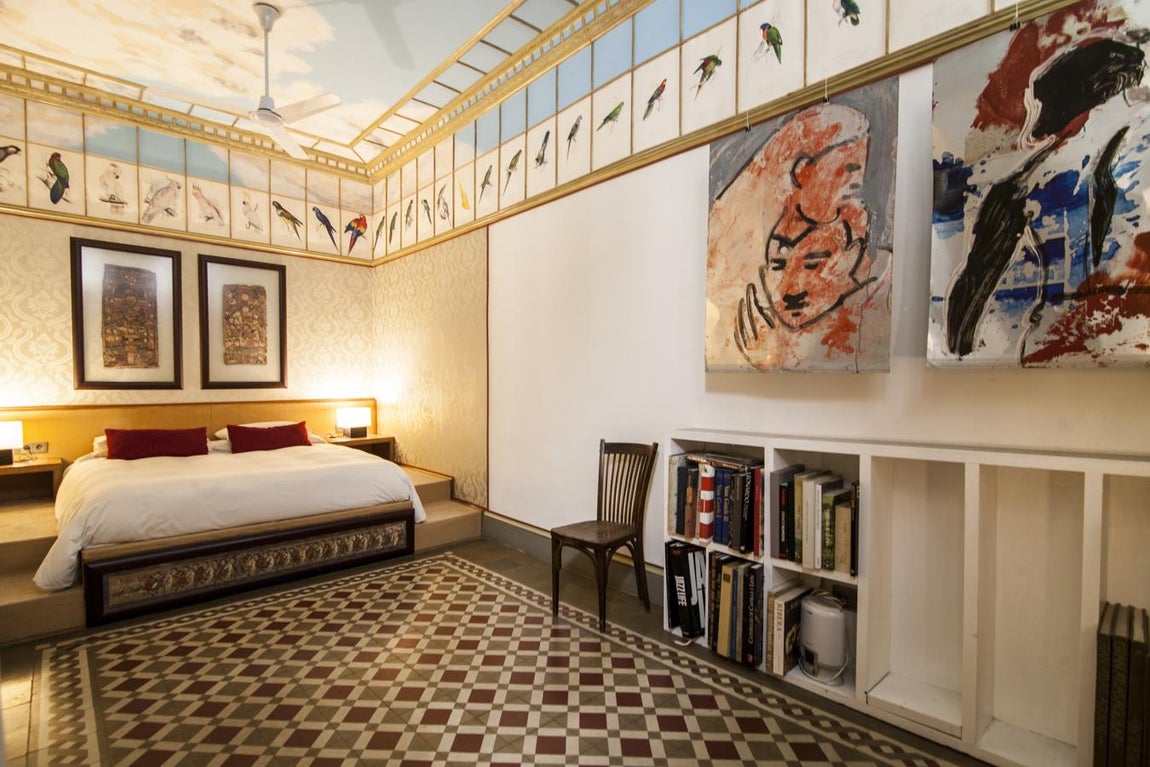 Sol: 2.300.000 €. Las molduras en madera presentes en todo el inmueble fueron tallados artesanalmente. Las puertas de madera talladas a mano también se conservan en perfectas condiciones. El pavimento es de parquet y cerámica antigua y los techos, muy altos, aportan una grata sensación espacial