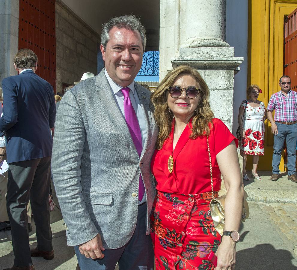 El alcalde de Sevilla, Juan Espadas, y su esposa Carmen Ibanco