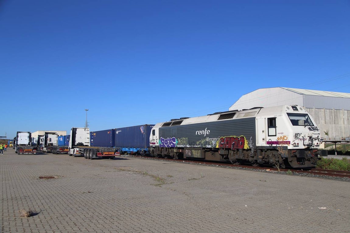 FOTOS: Llega el primer tren de Madrid con 33 vagones con destino el Puerto de Cádiz