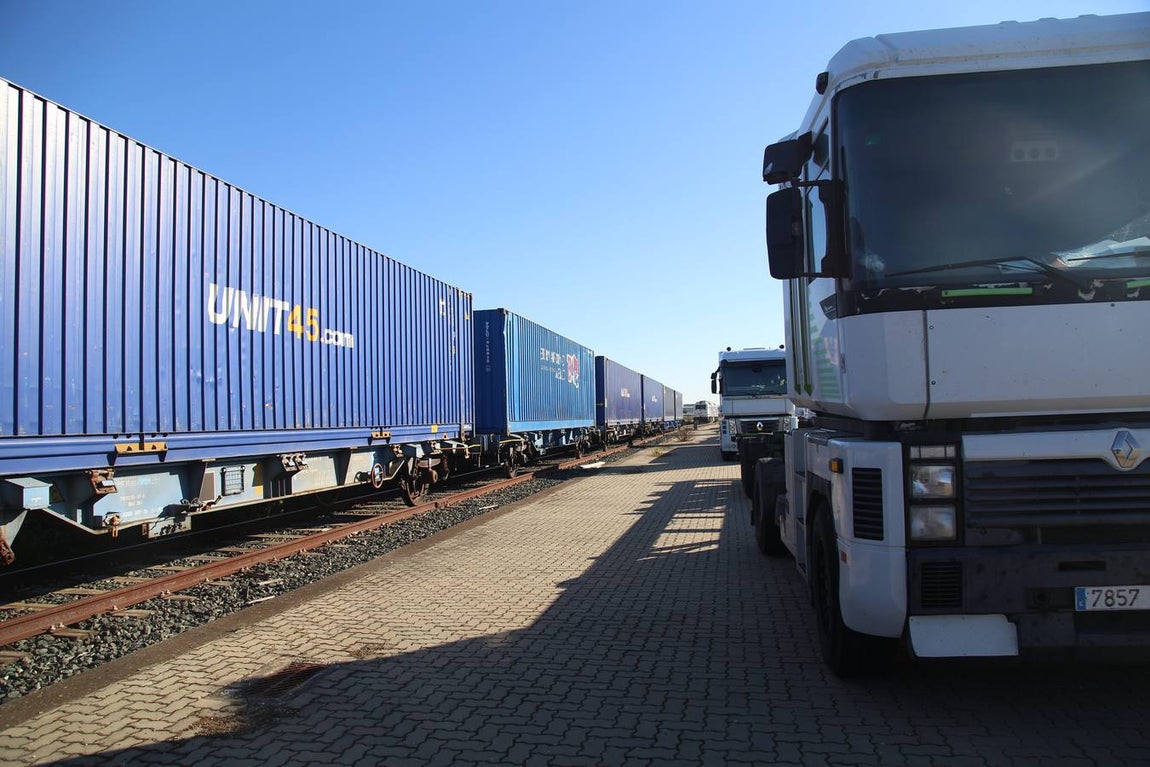 FOTOS: Llega el primer tren de Madrid con 33 vagones con destino el Puerto de Cádiz