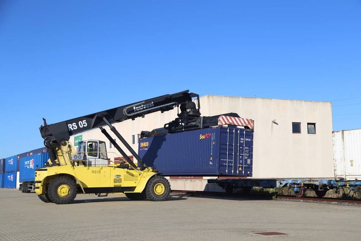 FOTOS: Llega el primer tren de Madrid con 33 vagones con destino el Puerto de Cádiz
