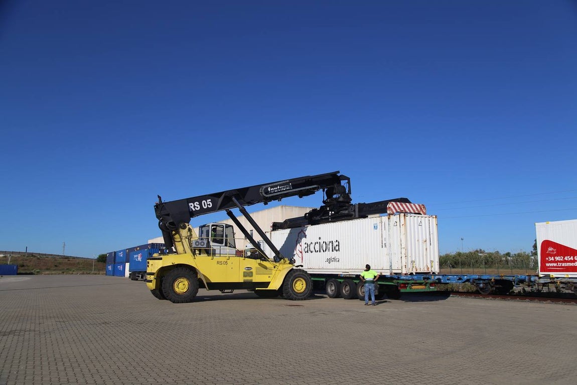 FOTOS: Llega el primer tren de Madrid con 33 vagones con destino el Puerto de Cádiz