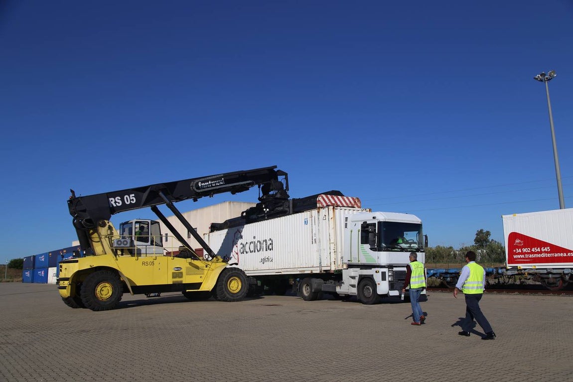 FOTOS: Llega el primer tren de Madrid con 33 vagones con destino el Puerto de Cádiz