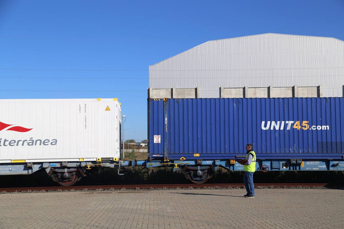 FOTOS: Llega el primer tren de Madrid con 33 vagones con destino el Puerto de Cádiz