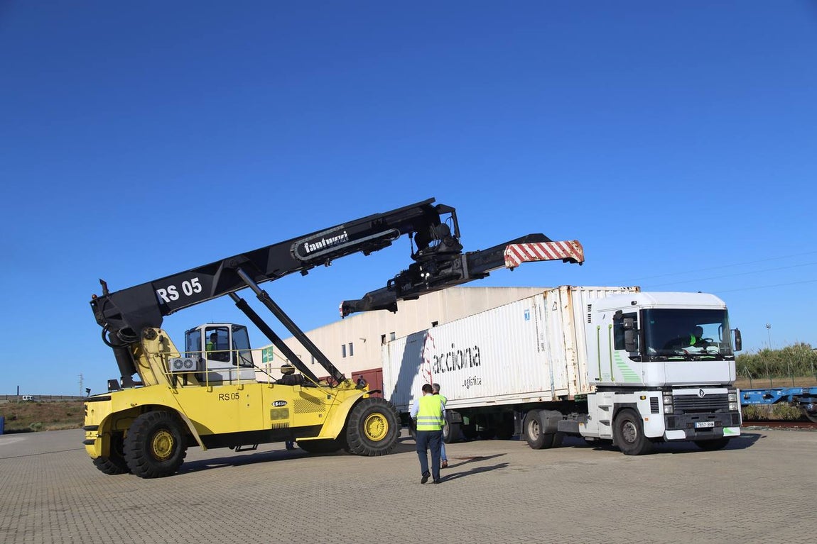 FOTOS: Llega el primer tren de Madrid con 33 vagones con destino el Puerto de Cádiz
