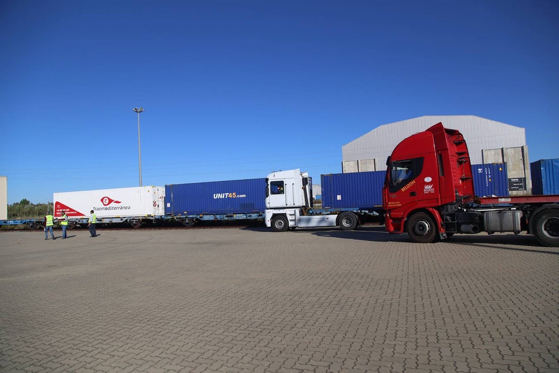 FOTOS: Llega el primer tren de Madrid con 33 vagones con destino el Puerto de Cádiz