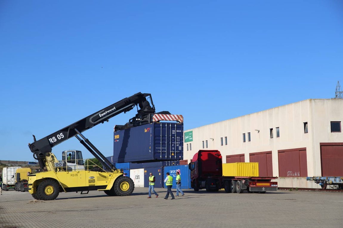 FOTOS: Llega el primer tren de Madrid con 33 vagones con destino el Puerto de Cádiz