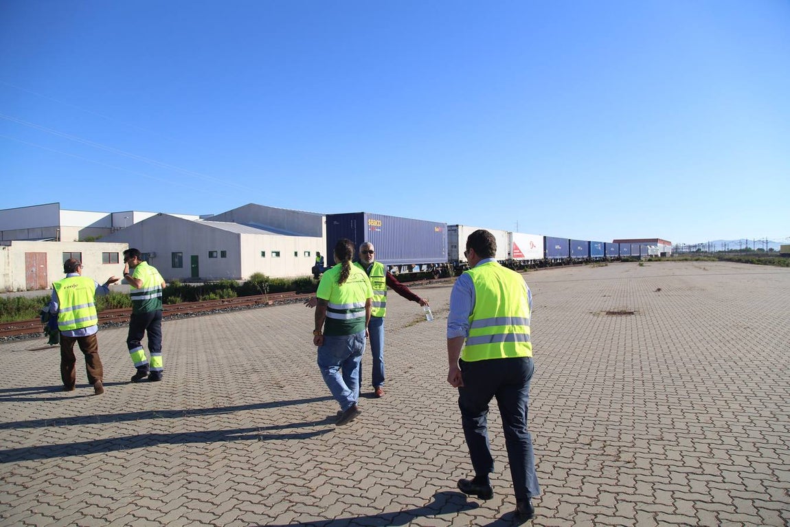 FOTOS: Llega el primer tren de Madrid con 33 vagones con destino el Puerto de Cádiz