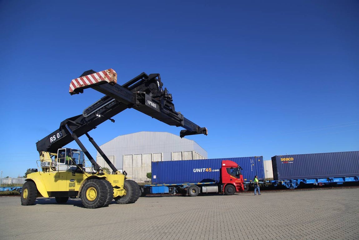 FOTOS: Llega el primer tren de Madrid con 33 vagones con destino el Puerto de Cádiz