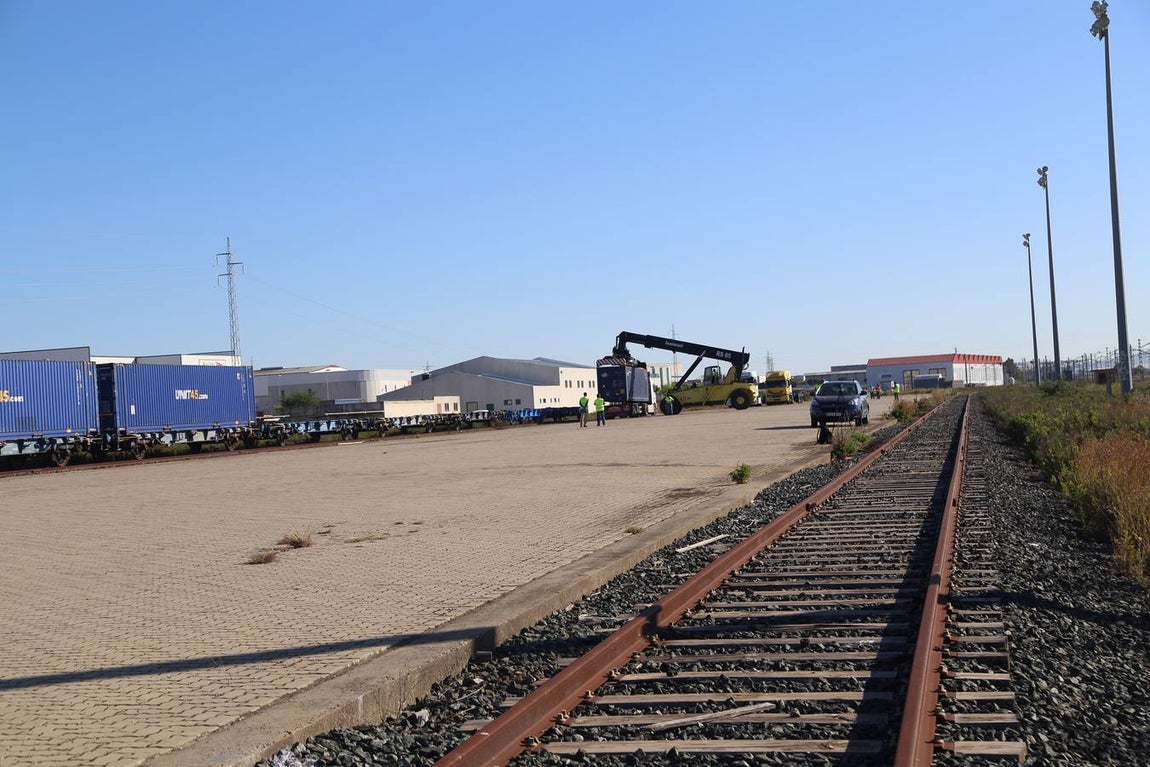 FOTOS: Llega el primer tren de Madrid con 33 vagones con destino el Puerto de Cádiz