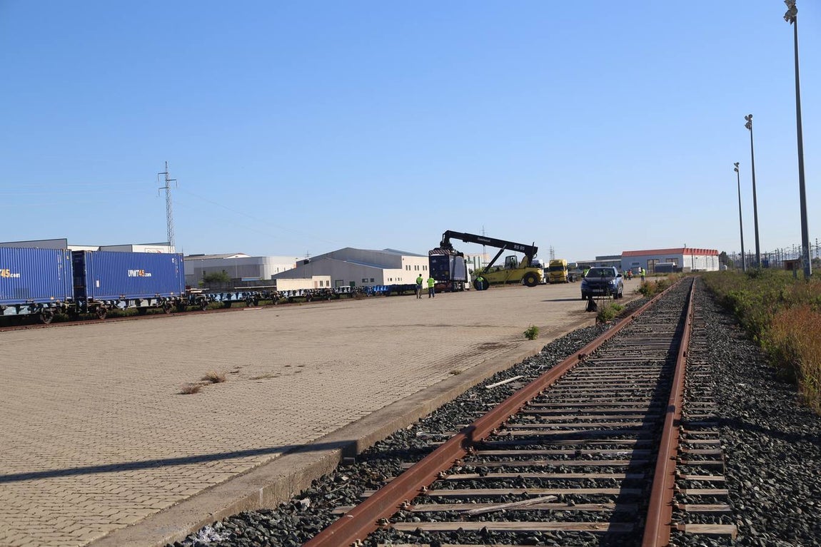 FOTOS: Llega el primer tren de Madrid con 33 vagones con destino el Puerto de Cádiz