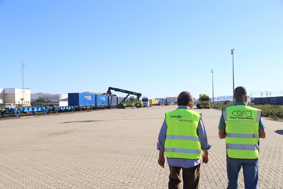 FOTOS: Llega el primer tren de Madrid con 33 vagones con destino el Puerto de Cádiz
